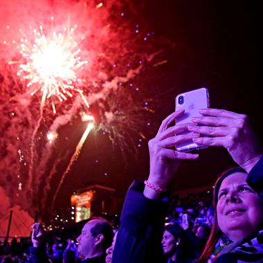 Fuegos artificiales iluminan el cielo encima del público del Culturaymi del día 10 de agosto en Lima 2019