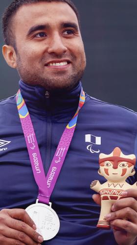 Jorge Arcela feliz de levantar medalla de plata para Perú