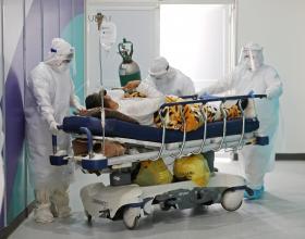 Pacientes afectados con Covid-19 reciben atención en los nuevos Centro de Atención y Aislamiento ubicados en el Hospital Hipólito Unanue de El Agustino y el Hospital Regional de Huacho. 