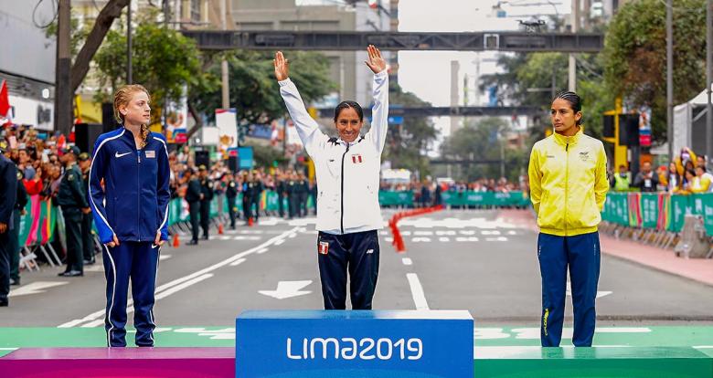 Gladys Tejeda sube al podio junto a otras atletas