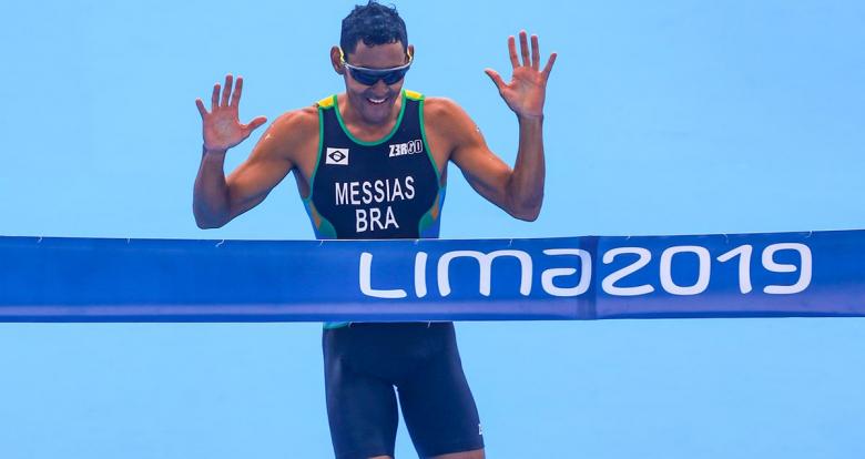 Manoel Messias reaches the first place in triathlon mixed relay competition