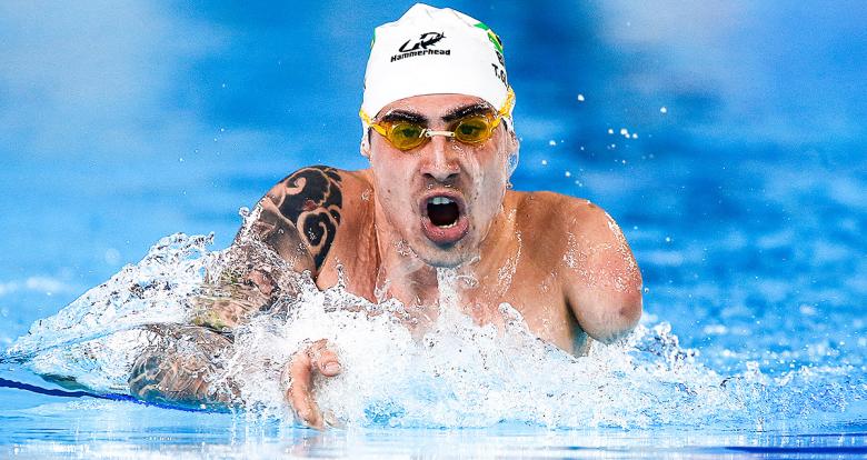 Talisson Glock de Brasil toma una bocanada de aire en competencia de Para natación 200 m individual combinado hombres SM6 en la Villa Deportiva Nacional – VIDENA en Lima 2019.