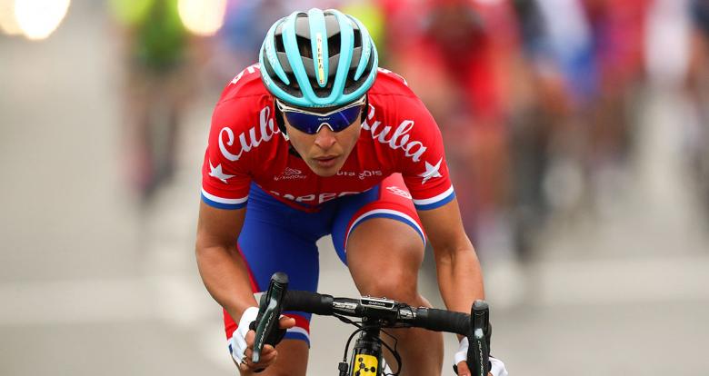 Arlenis Sierra de Cuba compite en ciclismo de ruta en los Juegos Lima 2019 en la Costa Verde San Miguel