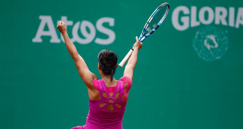 Veronica Cepede de Paraguay celebra su victoria en Tenis ante Brasil en los Juegos Lima 2019, en el Club Lawn Tennis