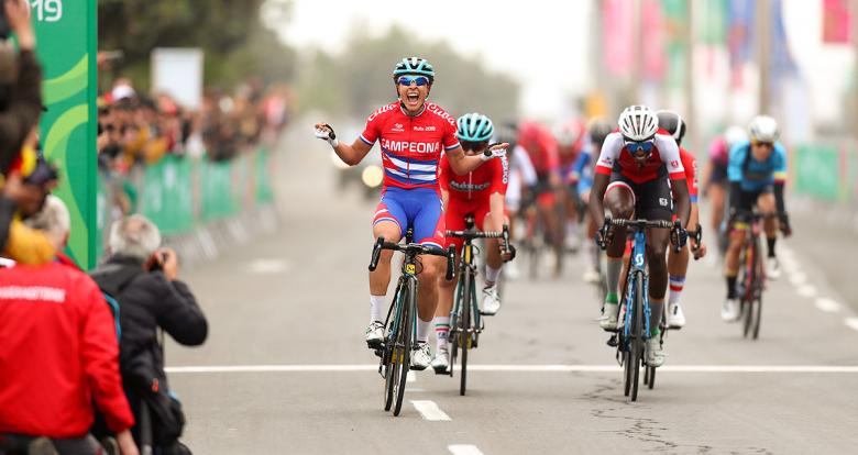 Arlenis Sierra de Cuba celebra con un grito su victoria en ciclismo de ruta en los Juegos Lima 2019 en la Costa Verde San Miguel