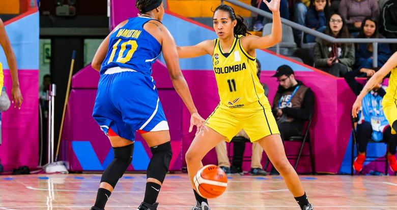 Victoria Hamilton de las Islas Vírgenes se enfrenta a Maria Palacio de Colombia en baloncesto en los Juegos Lima 2019 en el Coliseo Eduardo Dibós