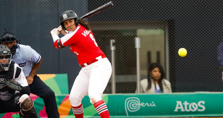 Victoria Vidales from Mexico faces off Canada in the Lima 2019 women’s softball preliminary round held at the Villa María del Triunfo Sports Center