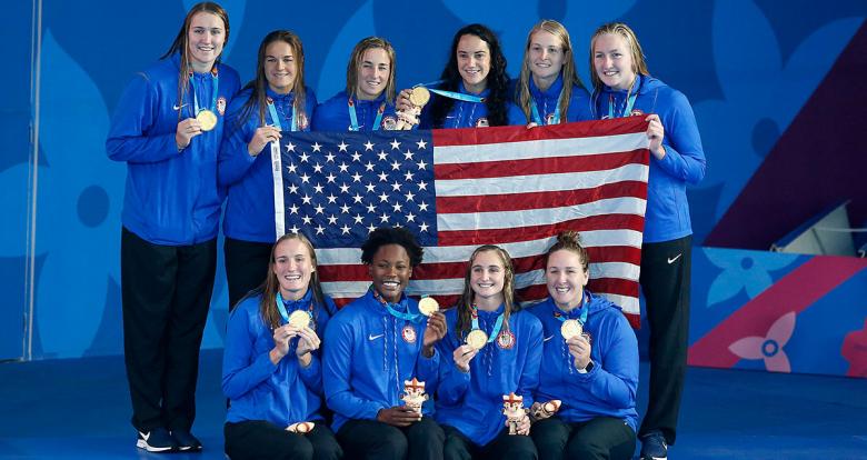 Equipo de EEUU de waterpolo femenino celebra medalla de oro luego de vencer a Canadá en los Juegos Lima 2019 en el Complejo Deportivo Villa Maria del Triunfo