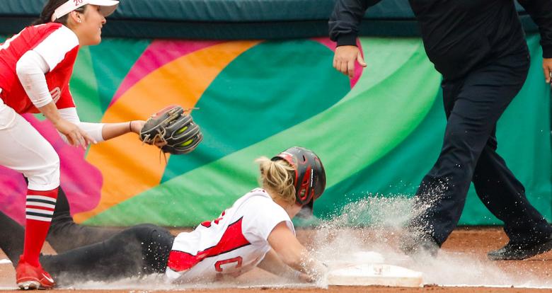 Canadian Holly Speers faces off Amanda Sanchez from Mexico in the Lima 2019 women’s softball preliminary round held at the Villa María del Triunfo Sports Center