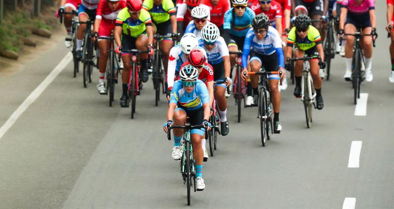 Atletas de diversas nacionalidades compiten en circuito femenino de ciclismo