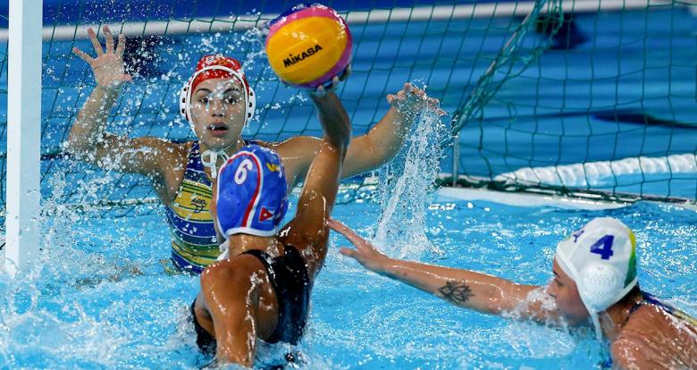 Mayelin Bernal de Cuba se enfrenta en waterpolo a Brasil por la medalla de bronce en los Juegos Lima 2019 en el Complejo Deportivo Villa Maria del Triunfo