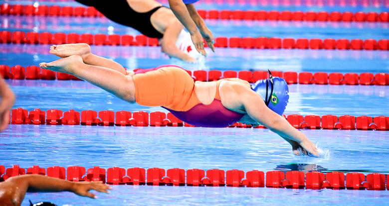 Estefany De Oliveira de Brasil entrando al agua en competencia de Para natación 200 m combinado individual femenino SM5 en Lima 2019 en la Villa Deportiva Nacional – VIDENA.