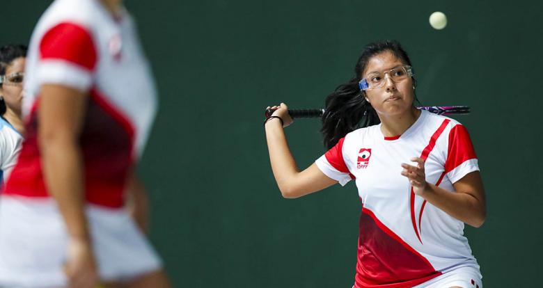 Nathaly Paredes in a Lima 2019 frontenis match held at the Villa María del Triunfo Sports Center.