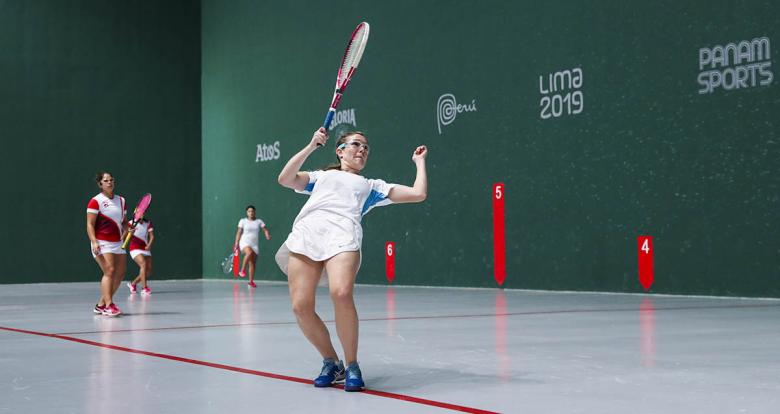 Irina Podversich competes for the bronze in Lima 2019 women’s doubles frontenis event held at the Villa María del Triunfo Sports Center. 