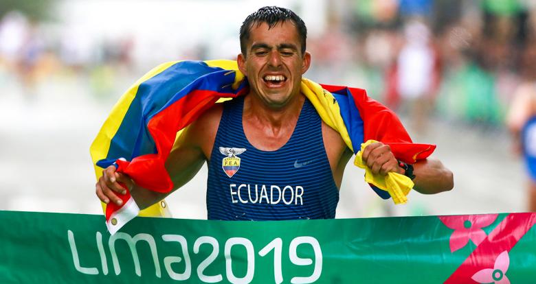 Claudio Villanueva de Ecuador celebra llegar primero en competencia de 50 km marcha hombres de los Juegos Lima 2019, en el Parque Kennedy.