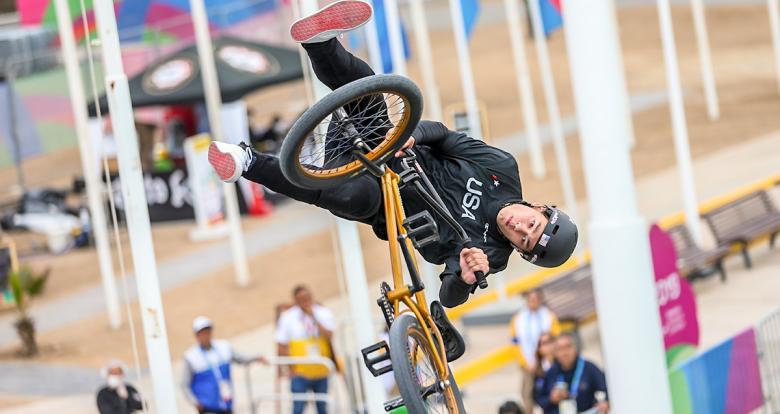 Justin Dowell de EE. UU. en acción en competencia de BMX estilo libre masculino de los Juegos Lima 2019, en la Costa Verde San Miguel
