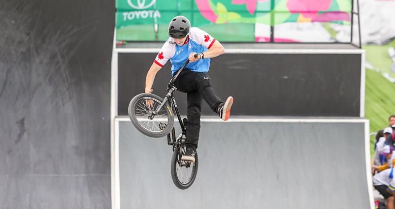 Jaden Chipman de Canadá en acción en competencia de BMX estilo libre masculino de los Juegos Lima 2019 en la Costa Verde San Miguel
