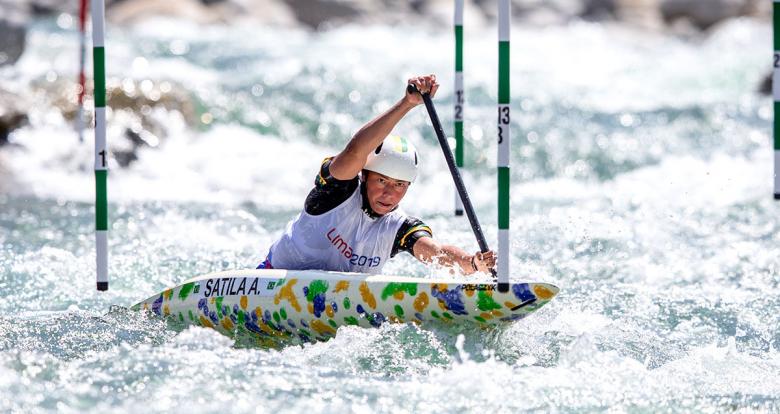 Ana Satila de Brasil se sobre el agua en categoría C1 femenino, en Juegos Lima 2019 en el Río Cañete en Lunahuana.