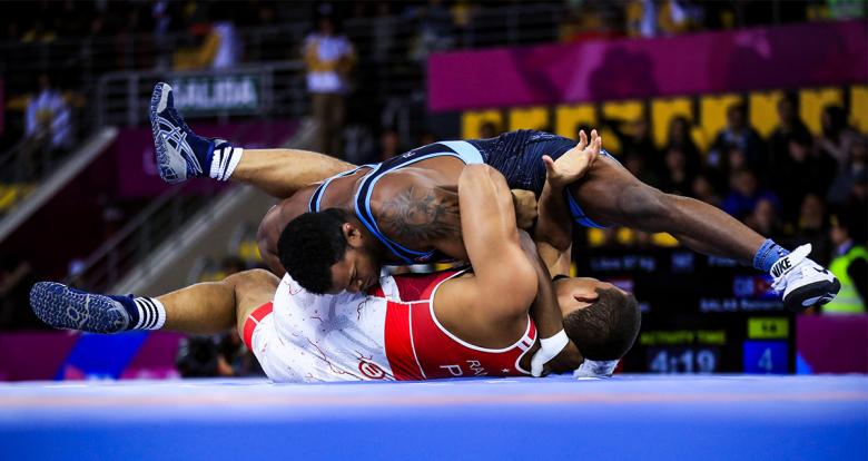 Reineris Salas de Cuba se enfrenta a Evan Ramos de Puerto Rico en estilo libre 97 kg en los Juegos Lima 2019 en la Villa Deportiva Regional del Callao
