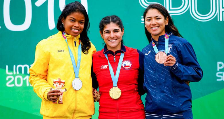 Geiny Pajaro of Colombia (silver), María Moya of Chile (gold) and Dalia Soberanis of Guatemala (bronze) proudly posing with their medals for the women’s 300 m time trial at the Lima 2019 Games