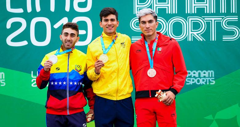 Jhoan Guzmán of Venezuela (silver), Pedro Causil of Colombia (gold) and Jorge Luis Martínez of Mexico (bronze) proudly posing with their medals in the men’s 300 m time trial event at the Lima 2019 Games
