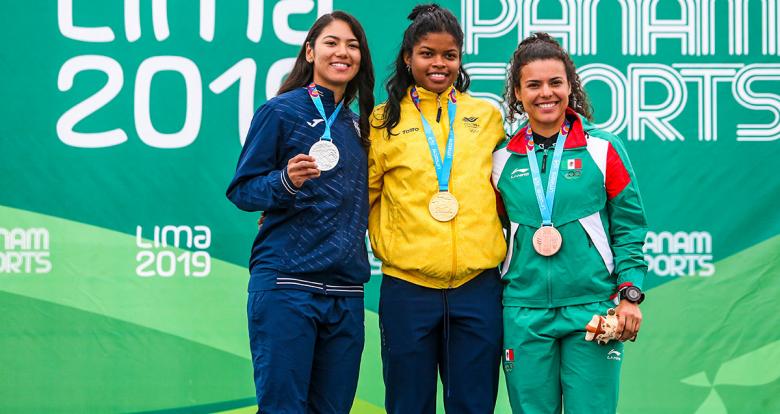 Dalia Soberanis de Guatemala (plata), Geiny Pájaro de Colombia (oro) y Veronica Elias de Mexico (bronce) posan orgullosas con sus medallas de patinaje de velocidad 500 m + distancia en los Juegos Lima 2019 en la Costa Verde San Miguel