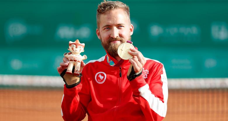 Robert Shaw de Canadá muestra orgulloso su cuchimilco y su medalla de oro de tenis en silla de ruedas en Lima 2019 en el Club Lawn Tennis