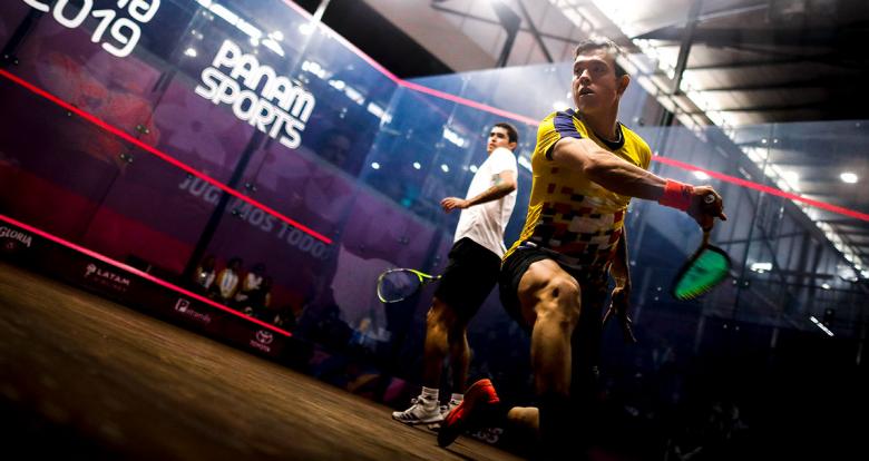 Miguel Angel Rodriguez Forero de Colombia se enfrenta a Diego Elias Chehab de Perú por la medalla de oro de squash en los Juegos Lima 2019 en la Villa Deportiva Nacional – VIDENA