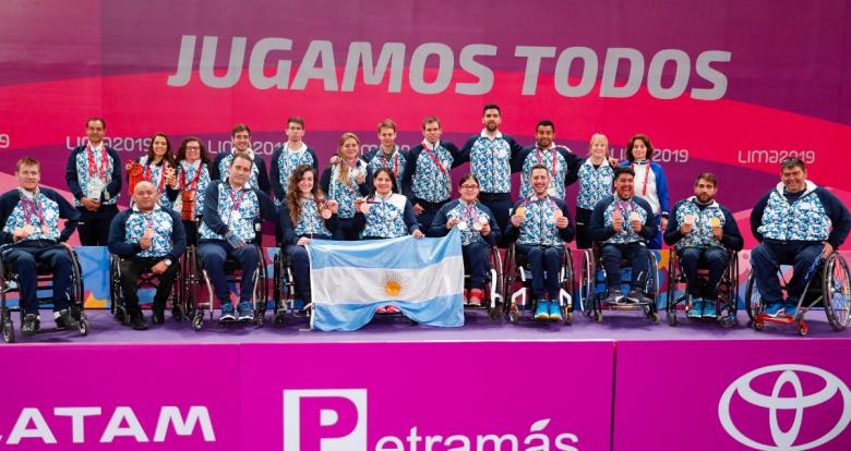 22 representantes de Argentina en Para tenis de mesa posan orgullosos frente a la cámara en la Villa Deportiva Nacional – VIDENA en Lima 2019