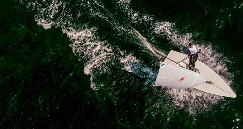 Mayumi Roller de las Islas Vírgenes se desplaza sobre el mar en competencia de vela, categoría bote, de los Juegos Lima 2019 en la Bahía de Paracas.