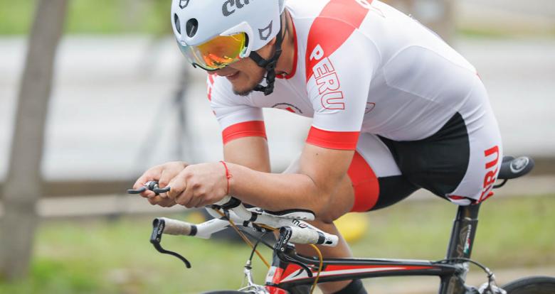 Para cyclist Yuber Pichihua pedaling his bike with his right leg during the final competition