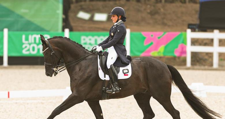 Virginia Yarurf de Chile montada a caballo en competencia de ecuestre adiestramiento individual, en los Juegos Lima 2019 en la Escuela de Equitación del Ejército.