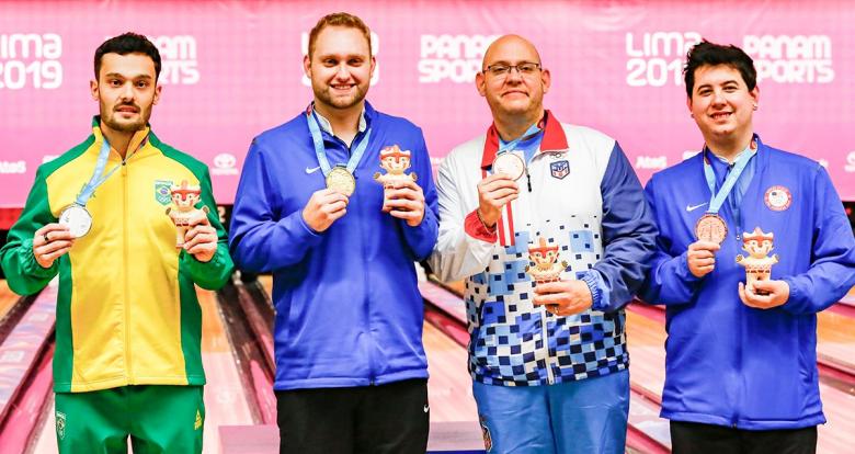 Marcelo Suartz from Brazil (silver), Nicholas Pate from the US (gold), Jakob Butturff from the US and Jean Perez from Puerto Rico (bronze) with medals of the men’s single bowling competition at the National Sports Village – VIDENA.