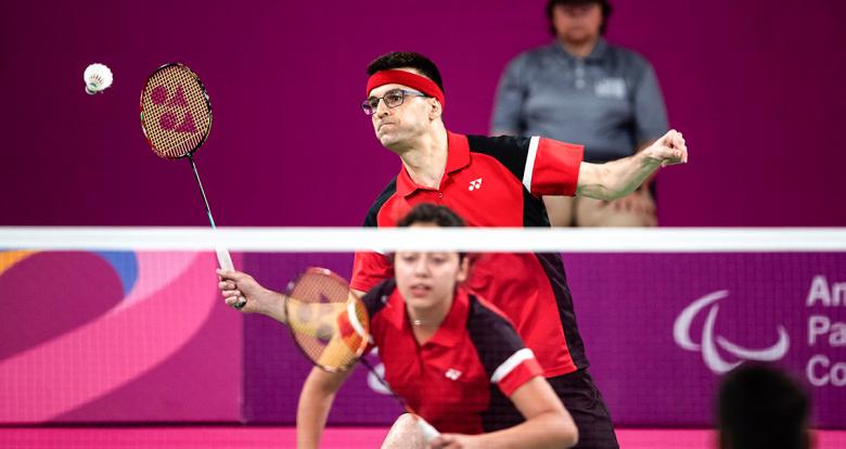 Pascal Lapointe y Olivia Meier de Canadá se esfuerza al máximo durante la competencia Final de Para bádminton de los Juegos Parapanamericanos Lima 2019. 