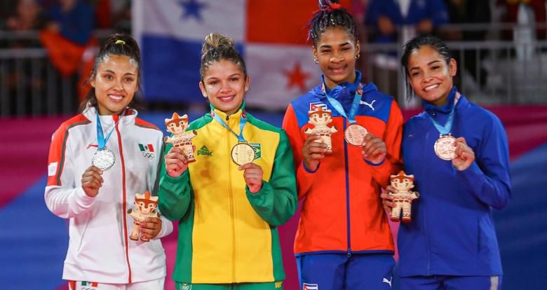 Larissa Pimenta de Brasil (oro), Luz Olvera de México (plata) y Nahomys Acosta de Cuba y Kristine Jimenez de Panamá (bronce) posan orgullosas con medallas de judo mujeres 52 kg en Lima 2019 en la Villa Deportiva Nacional – VIDENA.