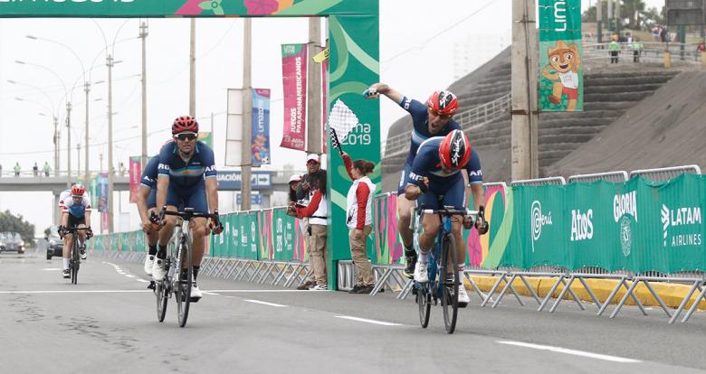 Para ciclistas de diversos países compiten en Para ciclismo de ruta masculino en Lima 2019 en la Costa Verde San Miguel.