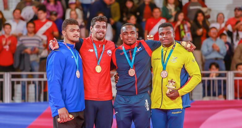 L.A Smith III de EE. UU. (plata), Thomas Briceño de Chile (oro), y Lewis Medina de República Dominicana y Junior Angulo de Ecuador (bronce) posan orgullosos con medallas de judo hombres -100 kg en Lima 2019 en la Villa Deportiva Nacional – VIDENA.