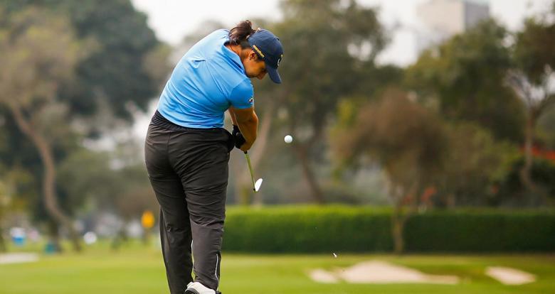 Solange Gomez de Ecuador compite en golf en Lima 2019 en el Lima Golf Club.