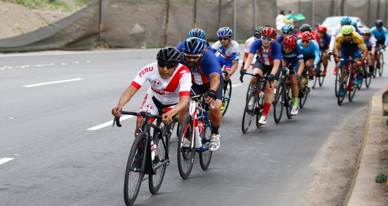 Hilario Rimas de Perú compite velozmente en Para ciclismo de ruta masculino C1-3 en Lima 2019 en la Costa Verde San Miguel.
