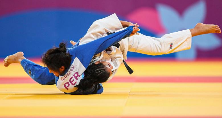 Brillith Gamarra de Perú y Kristine Jimenez de Panamá compiten en judo mujeres 52 kg en Lima 2019 en la Villa Deportiva Nacional – VIDENA.