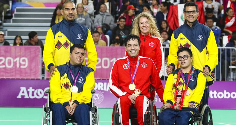 Euclides Grisales (plata) y Cely Duban (bronce) de Colombia y Marco Dispaltro de Canadá (oro) posan orgullosos en el podio de boccia individual BC4, en Lima 2019 en el Polideportivo Villa el Salvador