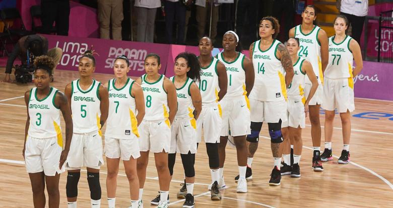 El equipo brasilero de baloncesto femenino listo para partido contra Colombia en la semifinal de Lima 2019 en el Coliseo Eduardo Dibos.