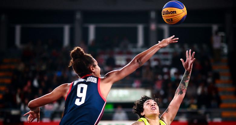 Waleska Perez de Venezuela se enfrenta por el balón contra Olivia Nelson de EE. UU. en baloncesto 3x3 en el Coliseo Eduardo Dibos, en Lima 2019.
