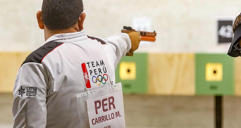 Marko Carrillo de Perú apunta en competencia de tiro hombres 10 m pistola de aire, Lima 2019, en la Base Aérea Las Palmas.