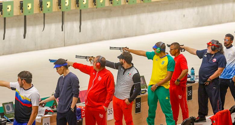  Deportistas de América en acción en competencia de tiro hombres 10 m pistola de aire, en los Juegos Lima 2019 en la Base Aérea Las Palmas.