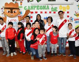 Escolares entregaron a la Embajadora de Lima 2019 una medalla y dibujos preparados, especialmente por ellos. 