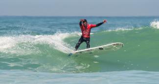 Piccolo Clemente surfeando 