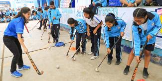 Julieta Mouriño enseña el hockey a los alumnos de la Institución Educativa 7054 Villa María del Triunfo