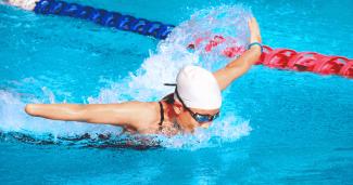 Para atleta de natación practicando