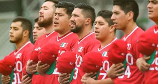 Equipo mexicano entona el himno previo a la competencia de sóftbol